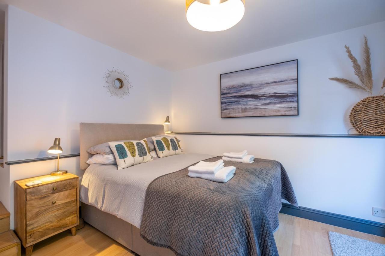 Modern Apt Near Gardens With Large Decking Area - Vivre Retreats ボーンマス エクステリア 写真