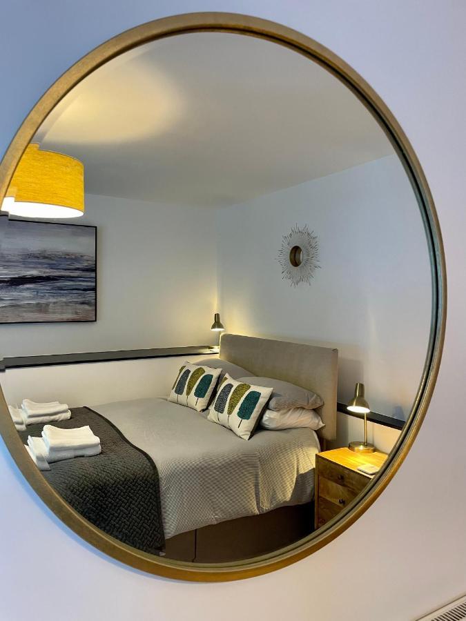 Modern Apt Near Gardens With Large Decking Area - Vivre Retreats ボーンマス エクステリア 写真