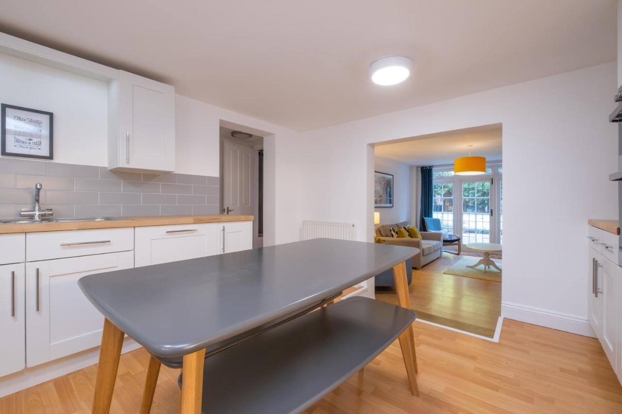 Modern Apt Near Gardens With Large Decking Area - Vivre Retreats ボーンマス エクステリア 写真