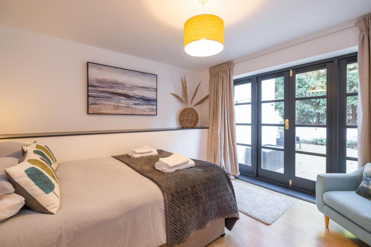 Modern Apt Near Gardens With Large Decking Area - Vivre Retreats ボーンマス エクステリア 写真