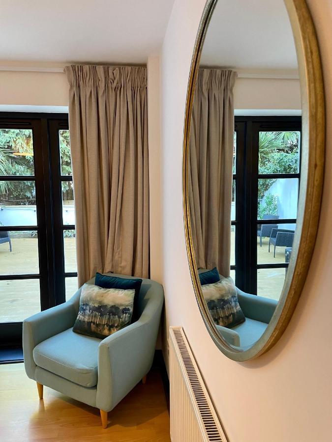 Modern Apt Near Gardens With Large Decking Area - Vivre Retreats ボーンマス エクステリア 写真
