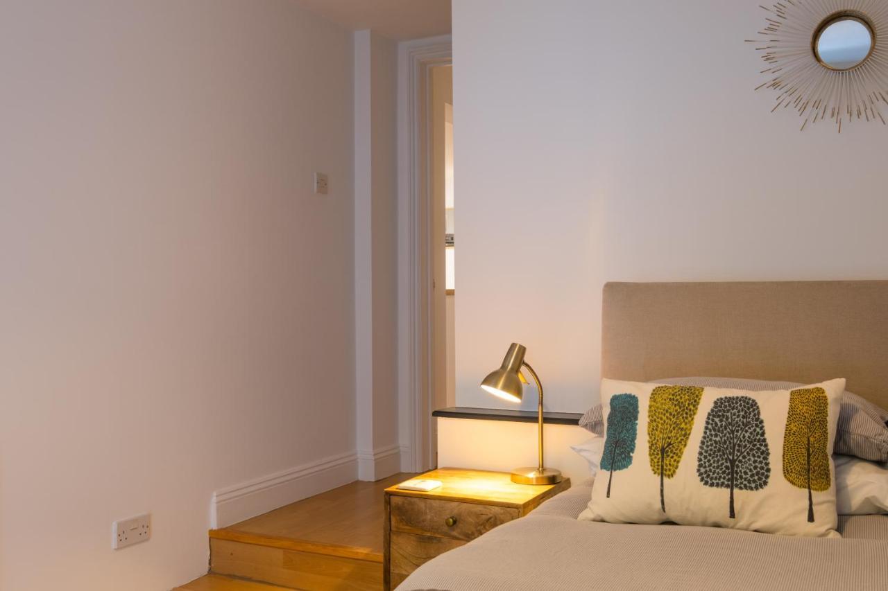 Modern Apt Near Gardens With Large Decking Area - Vivre Retreats ボーンマス エクステリア 写真