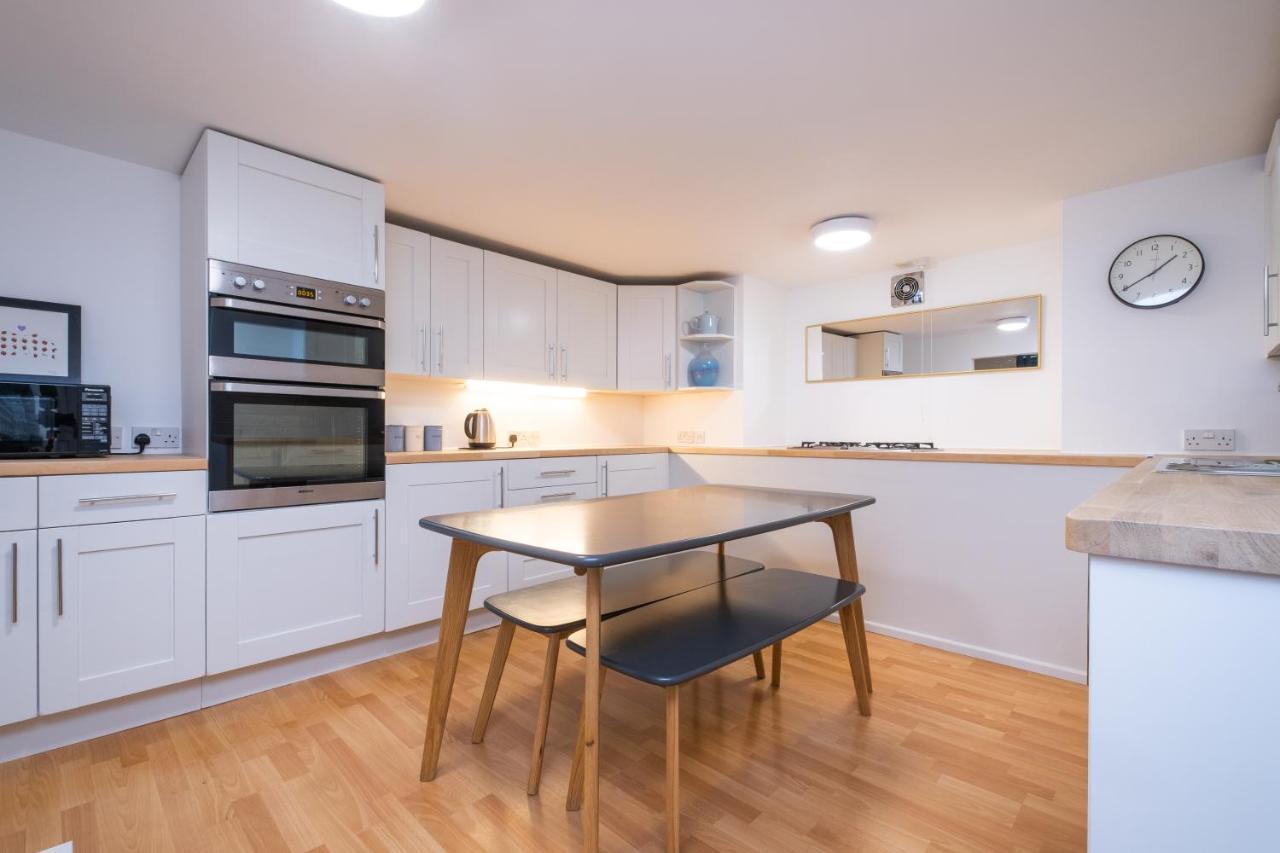 Modern Apt Near Gardens With Large Decking Area - Vivre Retreats ボーンマス エクステリア 写真