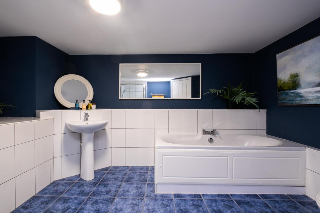 Modern Apt Near Gardens With Large Decking Area - Vivre Retreats ボーンマス エクステリア 写真