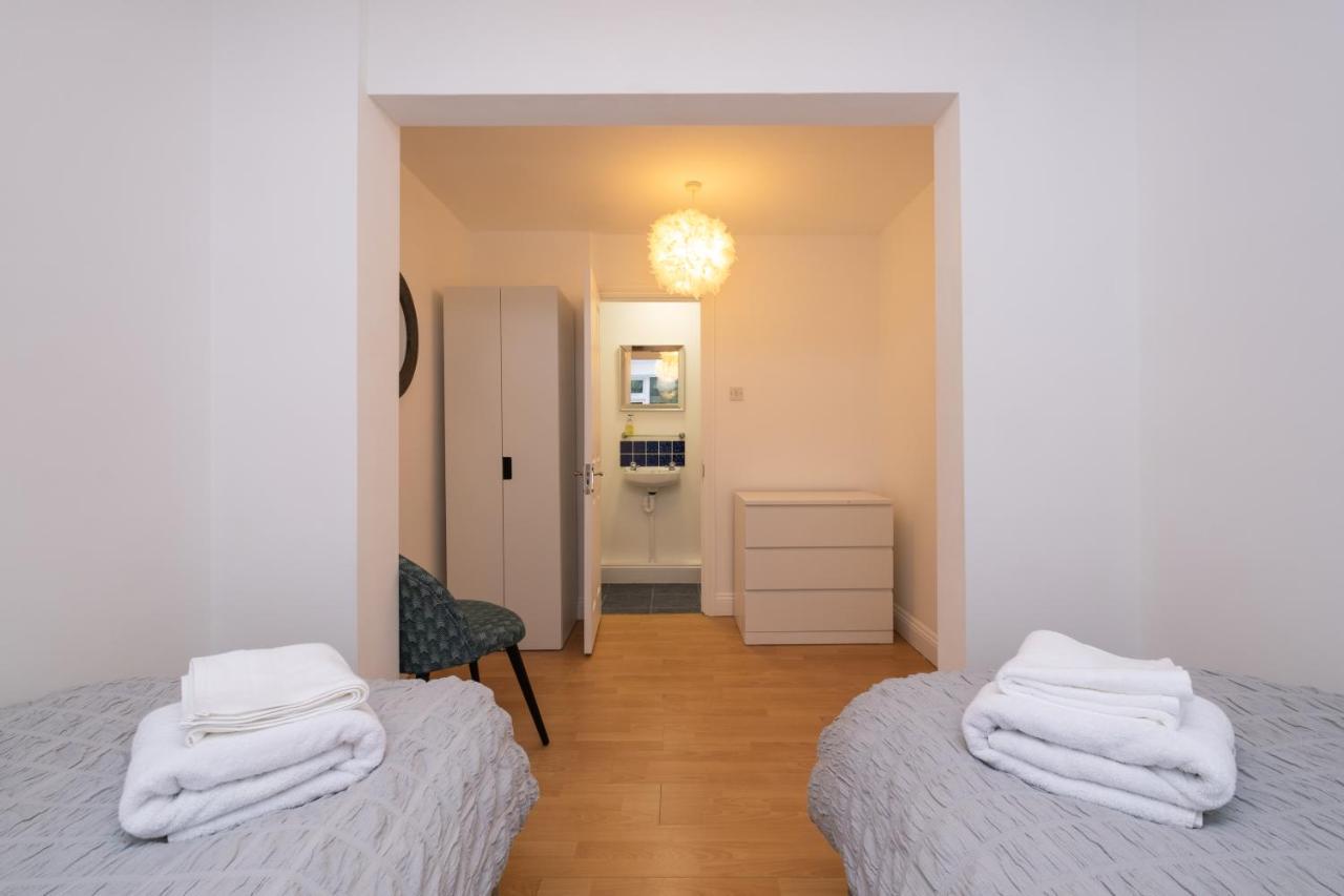 Modern Apt Near Gardens With Large Decking Area - Vivre Retreats ボーンマス エクステリア 写真