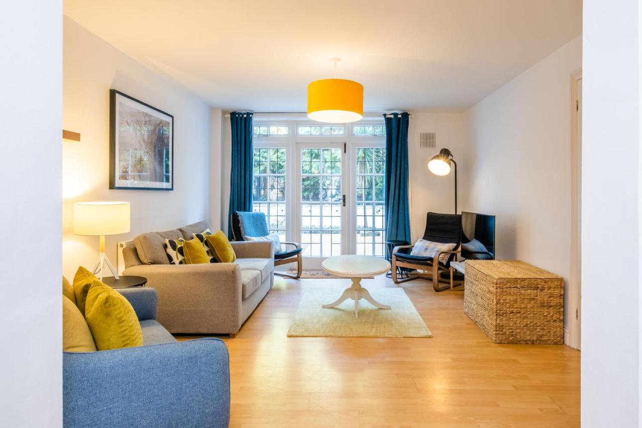 Modern Apt Near Gardens With Large Decking Area - Vivre Retreats ボーンマス エクステリア 写真