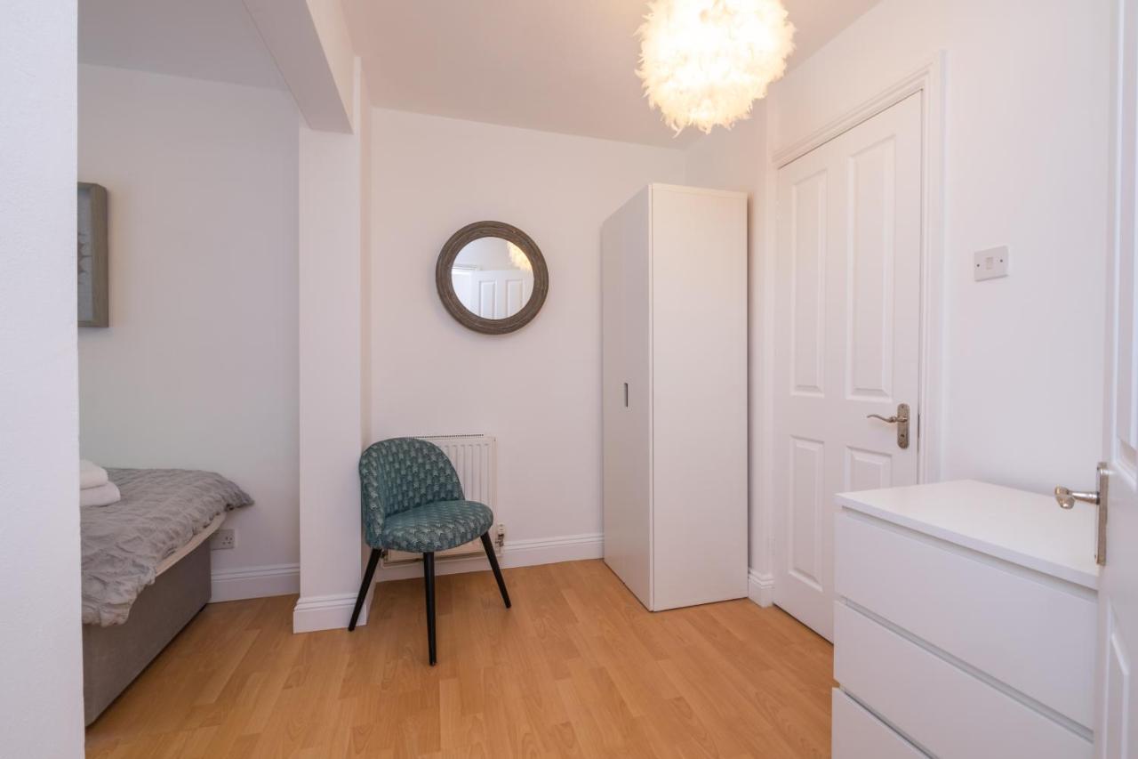 Modern Apt Near Gardens With Large Decking Area - Vivre Retreats ボーンマス エクステリア 写真
