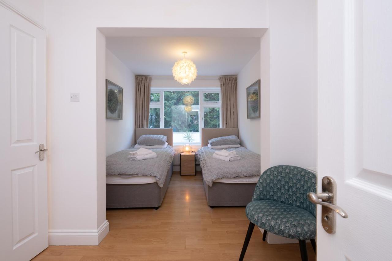 Modern Apt Near Gardens With Large Decking Area - Vivre Retreats ボーンマス エクステリア 写真
