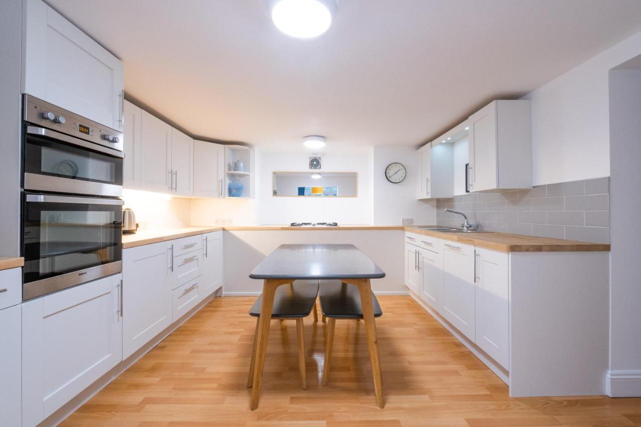 Modern Apt Near Gardens With Large Decking Area - Vivre Retreats ボーンマス エクステリア 写真