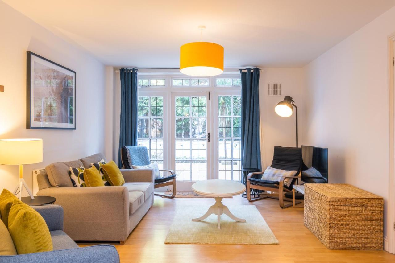 Modern Apt Near Gardens With Large Decking Area - Vivre Retreats ボーンマス エクステリア 写真