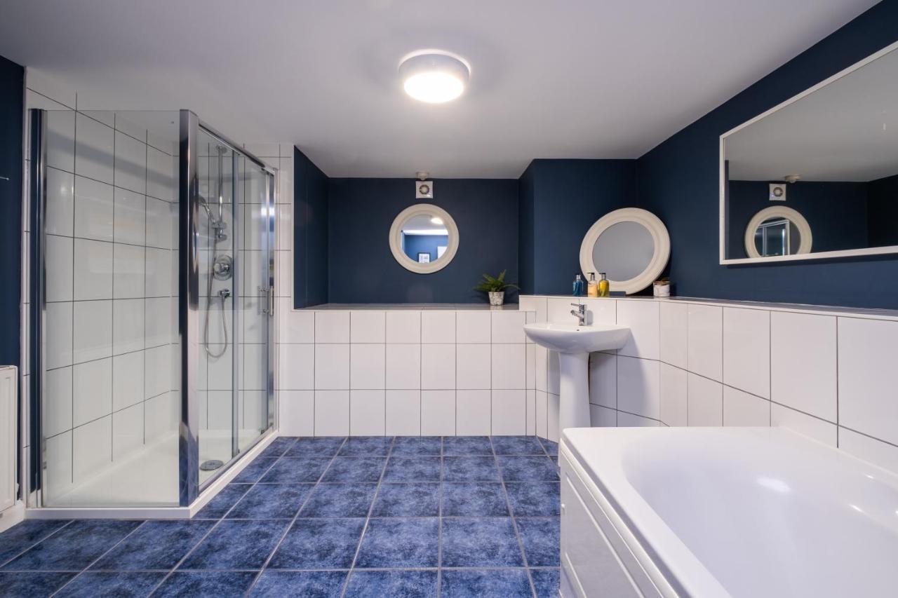 Modern Apt Near Gardens With Large Decking Area - Vivre Retreats ボーンマス エクステリア 写真