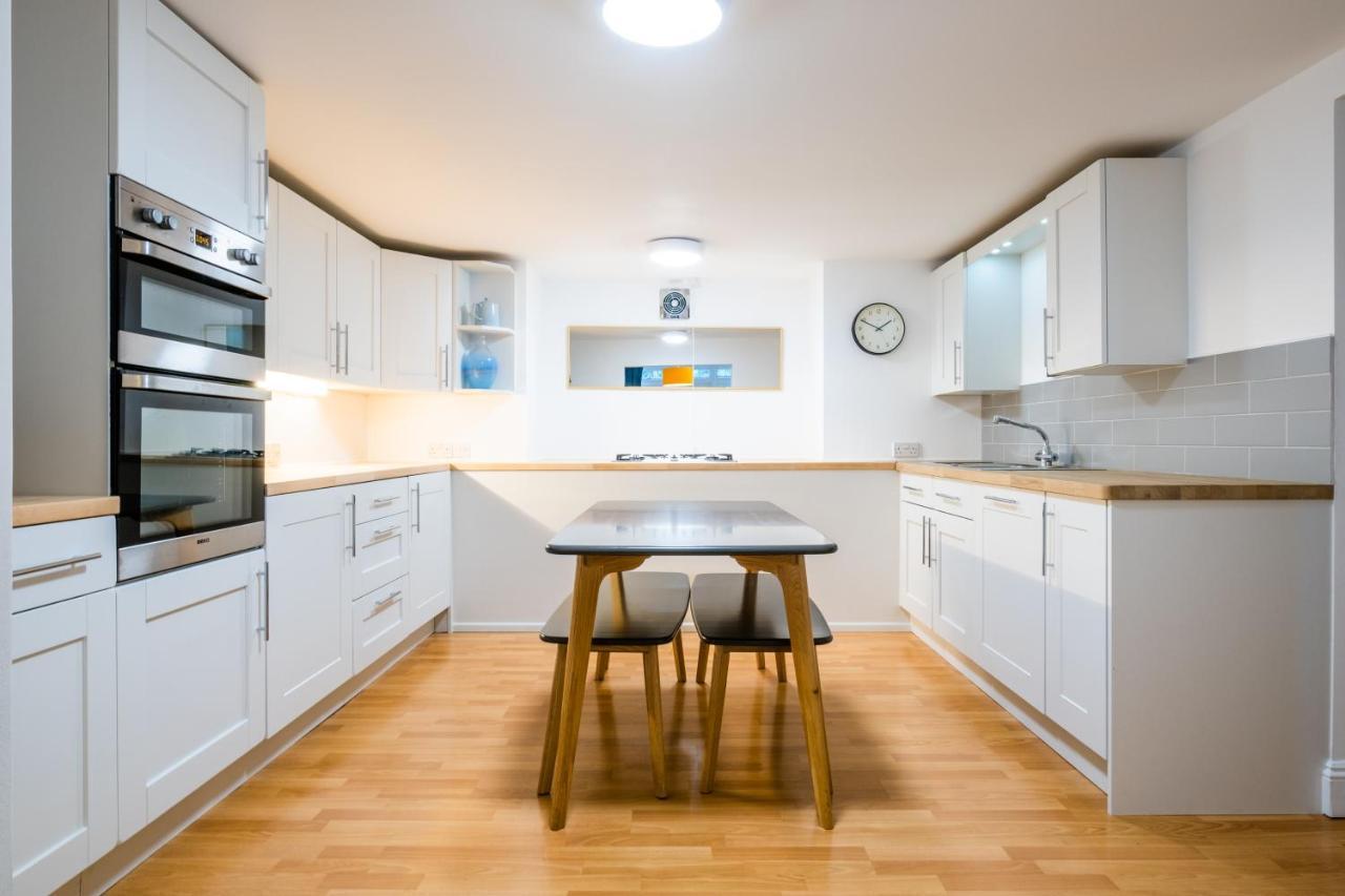 Modern Apt Near Gardens With Large Decking Area - Vivre Retreats ボーンマス エクステリア 写真